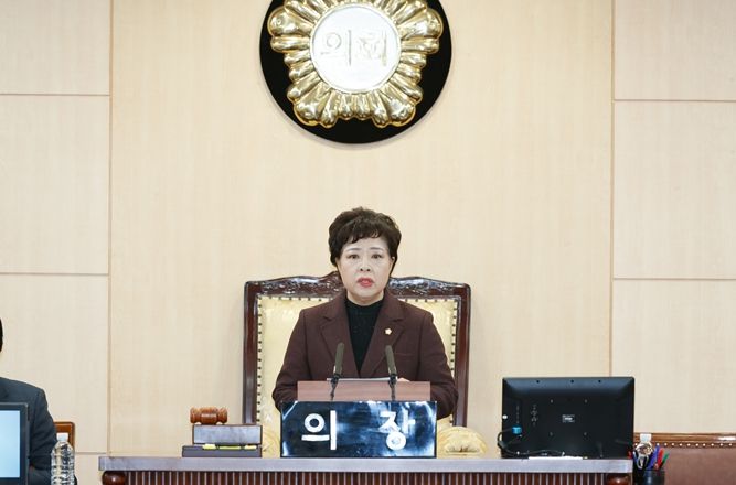 영등포구의회 정선희 의장이 제267회 임시회 제1차 본회의를 주재하고 있다