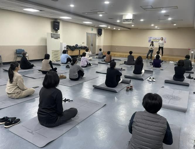 시민들이 갱년기 비만관리 프로그램에 참여하고 있다.