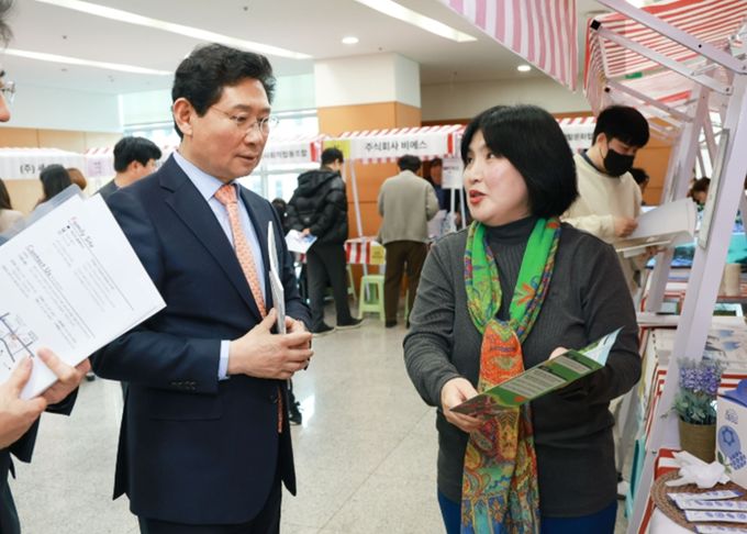 이상일 용인특례시장은 5일 '2026 용인시 사회적경제기업 제품 우선매데이' 행사 현장을 방문해 전시 부스를 둘러보며 기업 관계자들을 격려했다