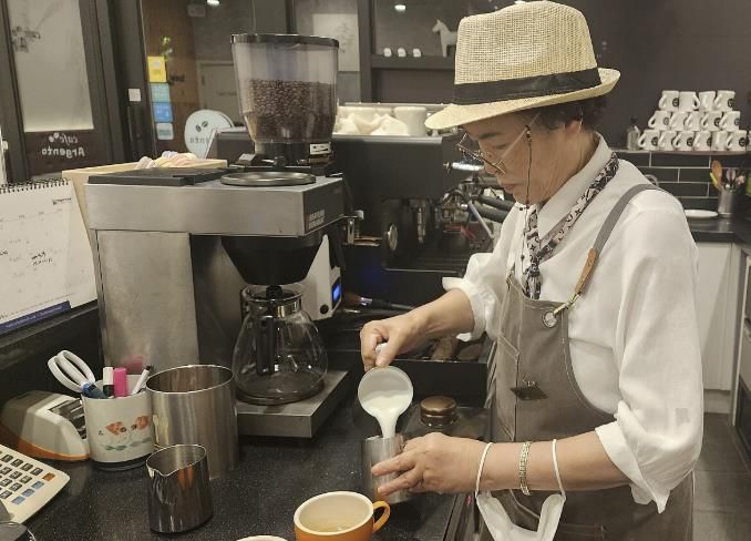 실버 카페에서 일하고 있는 실버 바리스타