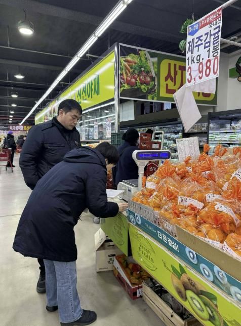 안산시 관계자가 설명절을 앞두고 관내 대형마트에서 계량기 특별점검을 진행하고 있다.