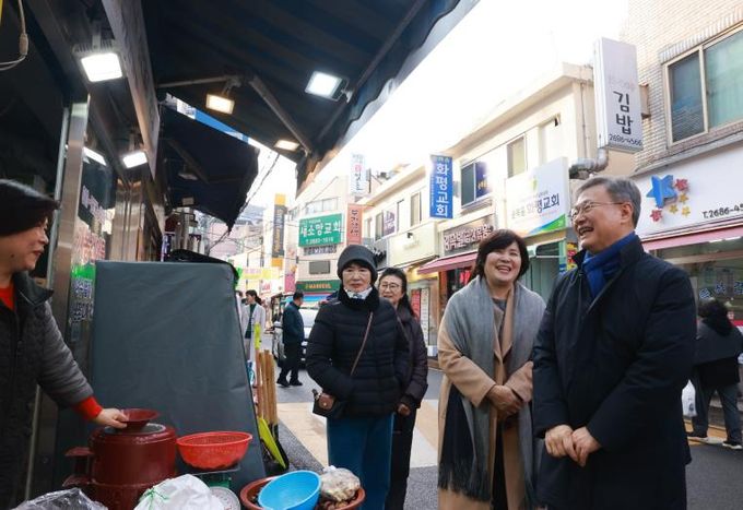 장인홍 구로구청장이 설 명절을 앞두고 전통시장을 방문해 상인과 이야기를 나누고 있다