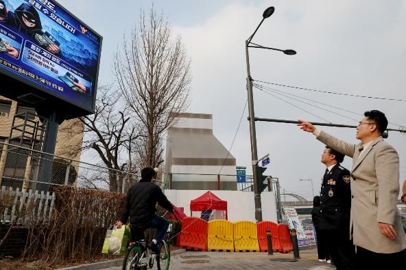 오언석 도봉구청장(오른쪽)이 구정 홍보 전광판을 가리키고 있다