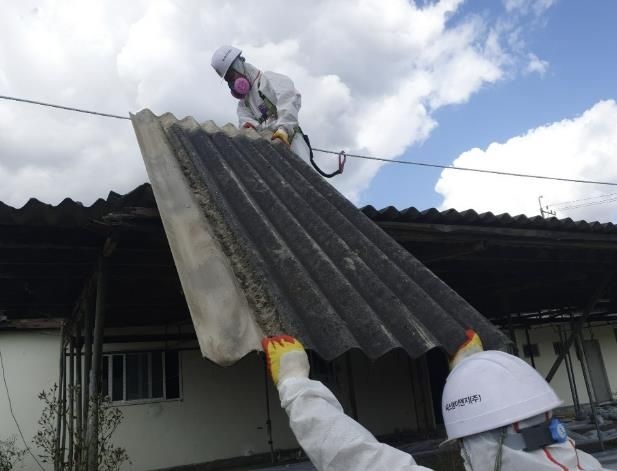 용인특례시는 노후 슬레이트 지붕 철거 비용을 지원한다