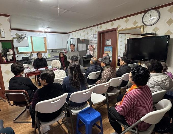 파주시 금촌3동, 경로당 22곳 점검… 새해 맞이 '무엇이든 물어보세요'