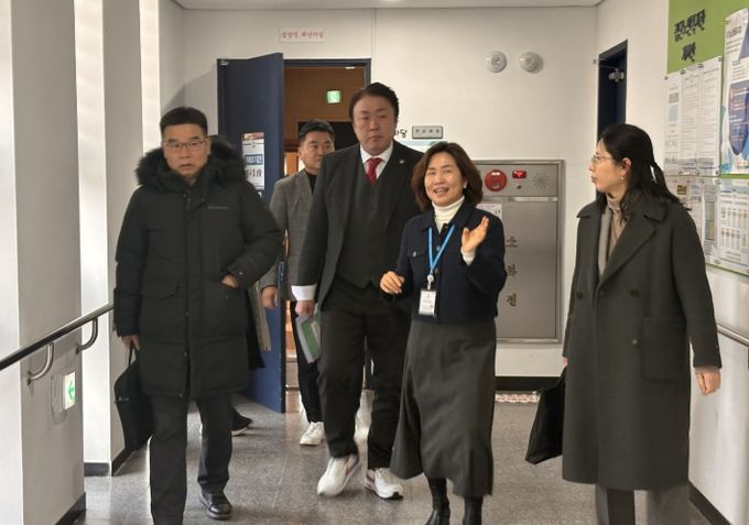 인천시의회 신충식 의원이 지난 12일 검단구 분구를 앞두고 ‘검단노인복지관’을 찾아 운영 실태에 관해 이야기를 들은 후 복지관 및 인천시 관계자들과 함께 복지관 내 시설들을 둘러보고 있다.