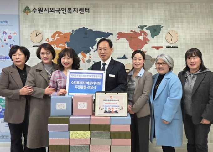 전달식 참석자들이 기념촬영을 하고 있다.