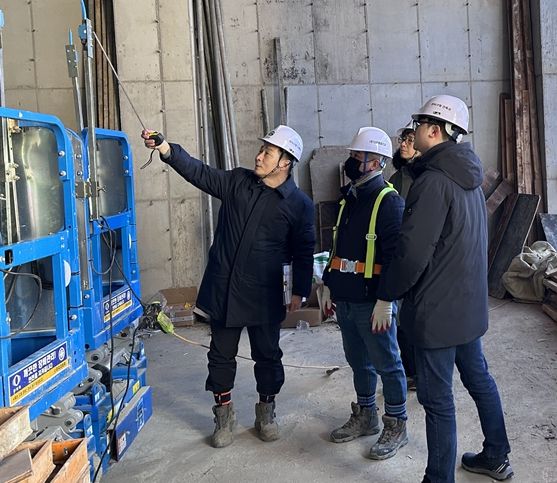 관악구 건축안전센터 관계자가 과상승 방지 장치 설치 기준을 설명하고 있다