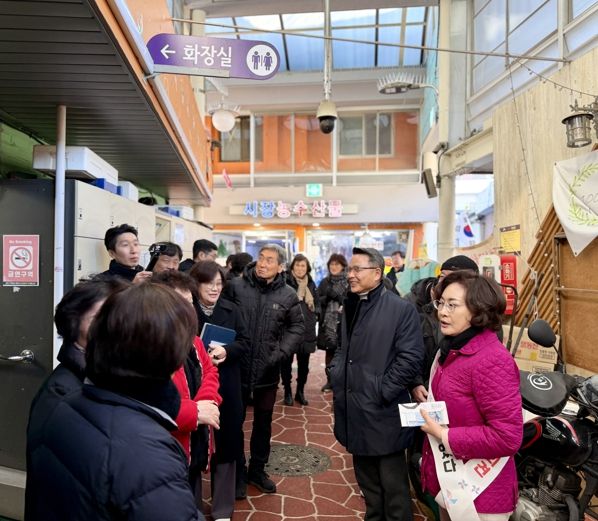 박희영 용산구청장이 후암동 현장소통에서 공중화장실 위생상태를 점검하며 주민들의 건의를 듣고 있다.