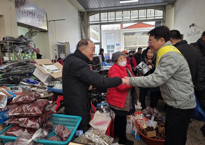강진군이 지난 14일 설맞이 장보기 행사와 물가안정 캠페인을 실시했다.