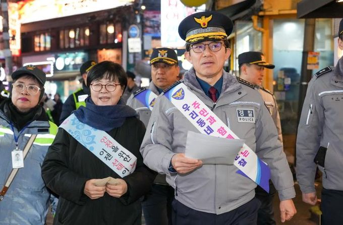지난 12일, 수유3동 일대 야간 도시안전 합동순찰에 나선 이순희 강북구청장(왼쪽에서 두 번째)과 김태현 강북경찰서장