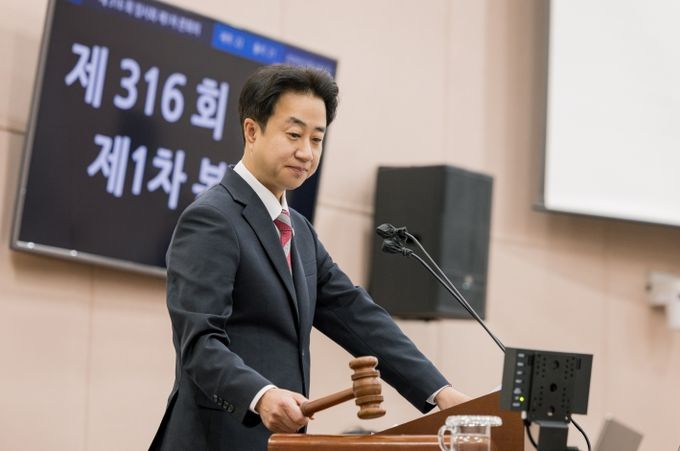 성북구의회 정기혁 부의장이 제316회 임시회를 주재하고 있는 모습