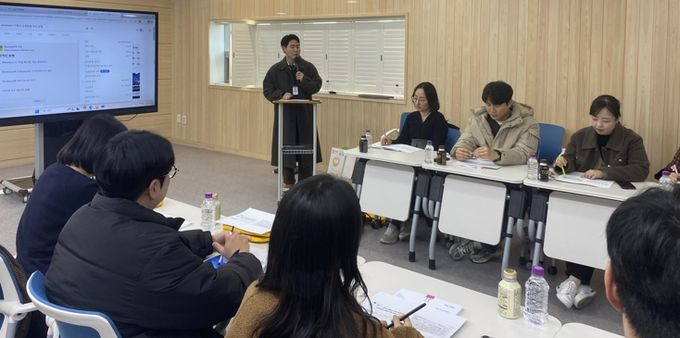 영천시 읍면동 통합돌봄 사업 담당자들이 역량 강화 교육을 듣고 있다.