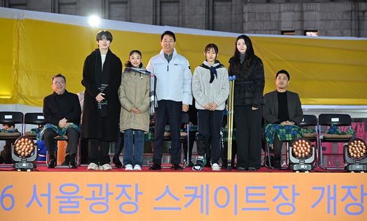 오세훈 서울시장이 지난해 12월 ‘서울광장 스케이트장 개장식’에서 서울시청 소속 심석희(오른쪽에서 두 번째)‧차준환 선수(왼쪽에서 두 번째), 빙상종목 유망주 선수들과 기념 촬영하고 있다.