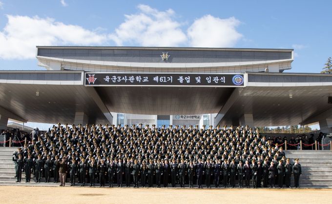 3사 임관장교들이 단체 기념촬영을 하며 파이팅을 외치고 있다.