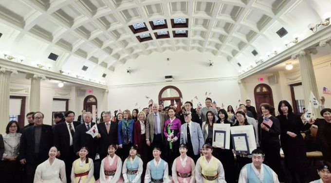 지난 2일(현지시각) 미국 뉴욕주 나소카운티 루즈벨트 행정입법부 건물에서 열린 ‘3·1운동 기념식 및 제7회 유관순상 시상식’에서 윤은미 천안시 복지정책국장과 김민선 미주한인이민사박물관장 등이 기념촬영을 하고 있다.