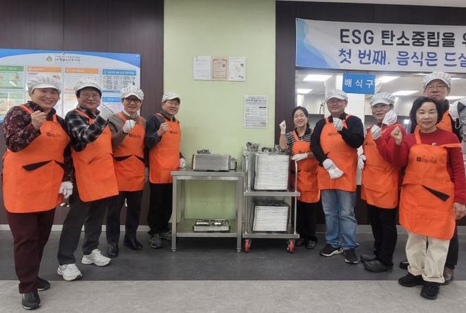 수원시 장안구 정자1동 주민자치회, 어르신 대상 배식 봉사로 사랑 나눔